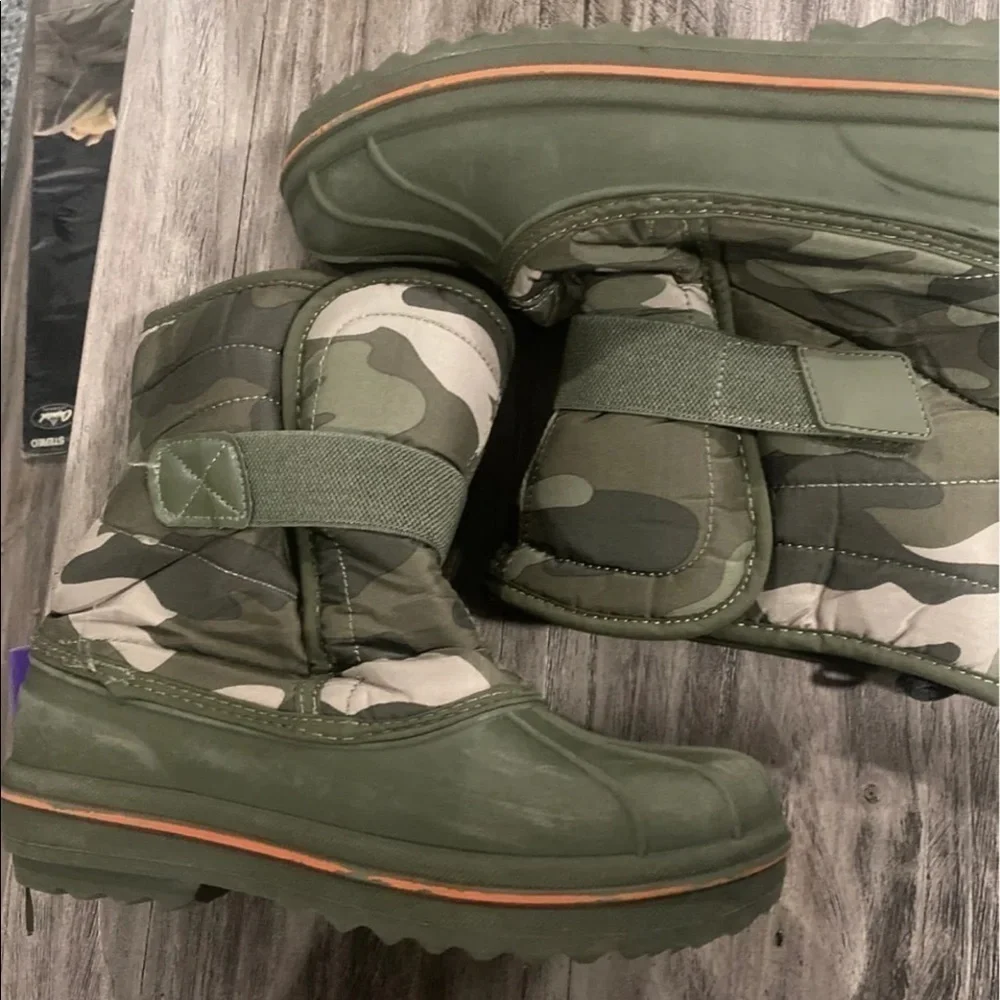 💥The Children’s Place Camouflage Boots Size 4